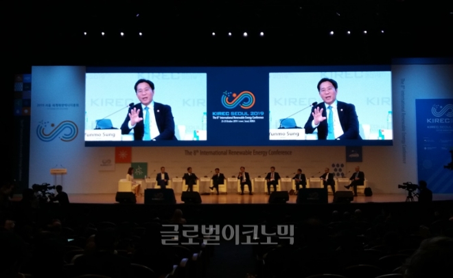 23일 서울 코엑스에서 열린 '제8회 세계재생에너지총회'에서 성윤모 산업통상자원부 장관이 개막식 직후 열린 고위급 라운드 테이블에서 토론하고 있다. 사진=김철훈 기자 