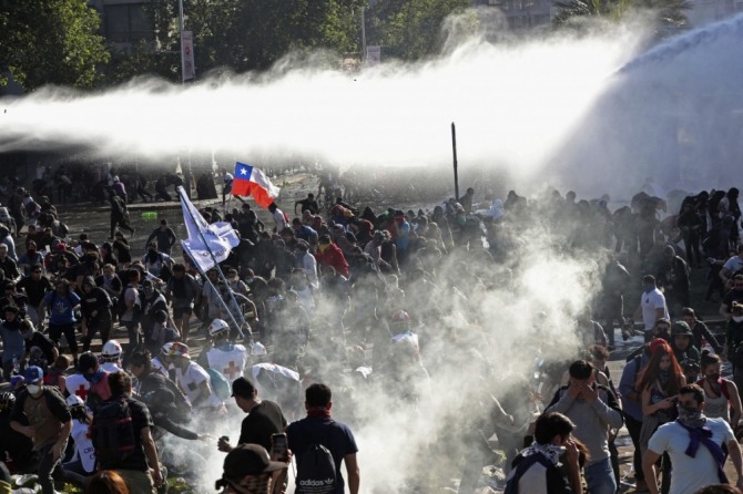 19일(현지 시간), 칠레 산티아고에서 대중교통 요금 인상에 대한 대규모 항의 시위가 벌어졌다. 세바스티안 피녜라 대통령은 시위 격화가 격화되자 ‘비상사태’를 발령했다. 자료=SCMP