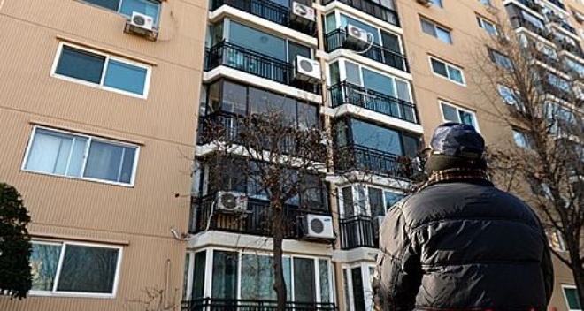 서울 압구정동 신 현대아파트 경비실 직원이 아파트 단지를 바라보고 있다.  사진=뉴시스
