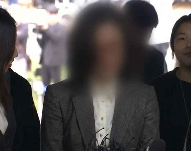 조국 전 법무부 장관의 부인 정경심 동양대학교 교수가 자본시장법 위반(허위신고 및 미공개정보 이용) 등 혐의에 대한 영장실질심사(구속 전 피의자 심문)를 마친 후 23일 오후 서울 서초구 서울중앙지방법원을 나서고 있다.