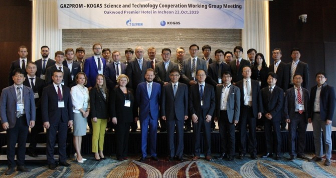 한국가스공사가 22일 인천 오크우드 호텔에서 러시아 가즈프롬과 'KOGAS-GAZPROM 과학기술 협력 분과 워킹그룹 회의'를 개최하고 기념사진을 찍고 있다. 사진=한국가스공사 