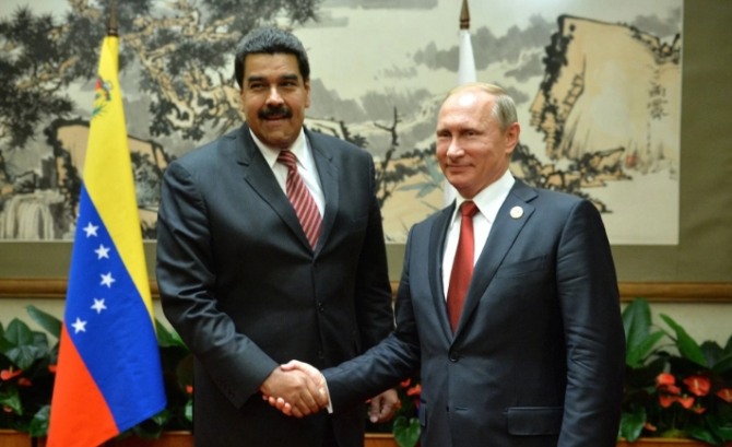 미국의 제재와 경제난에 시달리고 있는 베네수엘라의 마두로 정권은 국영석유회사 PDVSA를 러시아 로즈네프로 양도하는 방안을 추진하고 있는 것으로 알려졌다.
