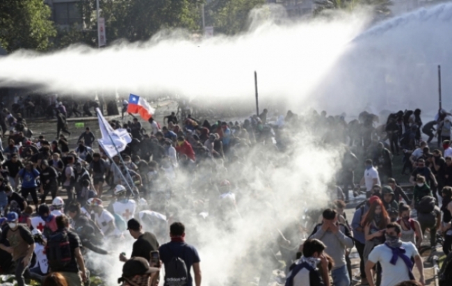 칠레에서 반정부시위가 격화되면서 23일(현지시간) 현재 경찰과의 충돌에 의한 사망자가 18명으로 늘었다.