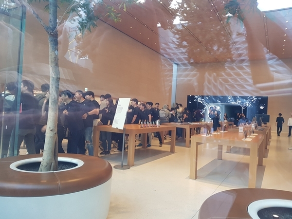 25일 서울 가로수길 애플스토어가 오전 8시 매장 문을 열고 고객들을 맞이하고 있다. 사진=박수현 기자