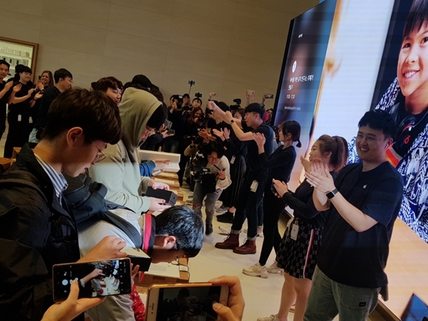 25일 서울 가로수길 애플스토어에서 아이폰11시리즈, 애플워치5를 구매한 고객들이 언박싱(제품포장 개봉)을 진행하고 있다. 사진=박수현 기자