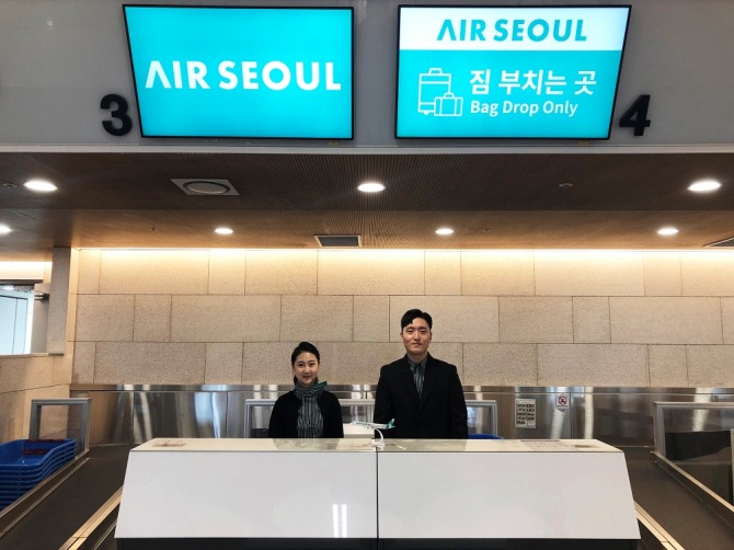 에어서울이 25일 김포공항에 정식 문을 연 전용 카운터에서 직원들이 고객을 기다리고 있다. 사진=에어서울