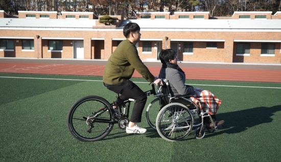 ㈜비엘에스씨피가 장애인 이동보조기기인 ‘휠체어자전거 BluRide(블루라이드)’를 개발하고 지속적인 연구와 개발을 진행하고 있다고 25일 밝혔다. 블루라이드는 휠체어 이동보조기구로 휠체어와 주행보조 자전거를 마운트로 연결해 사용한다. 사진=비엘에스씨피