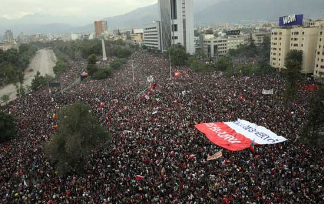 현지시간 25일 칠레 수도 산티아고의 바케다노 광장 등에 몰려나온 100만 명에 달하는 대규모 시위군중.