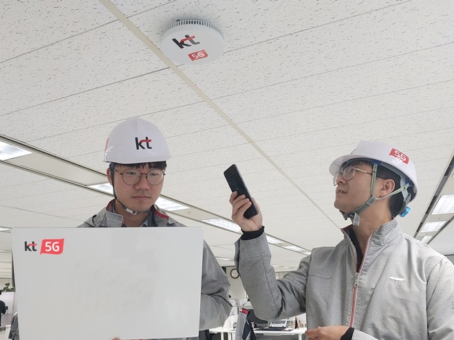 KT 네트워크부문 직원들이 대구 KT 효목사옥 내 5G 스몰셀(Small Cell) 솔루션 RDS(Radio Dot System)를 설치한 후 품질을 점검하고 있다. 이 스몰셀은 건물내에서 5G가 더 잘 터지고 서비스속도도 더 빠르게 만들어 준다. 사진=KT
