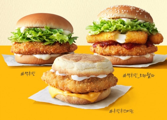 맥도날드가 지난 10일 출시한 ‘맥치킨’, ‘맥치킨 모짜렐라’, ‘치킨 치즈 머핀’ 등 치킨 버거 3종이 2주 만에 150만 개가 판매되는 등 인기를 글고 있다고 업체 측은 밝혔다. 사진=맥도날드