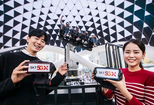 SKT 모델들이 ‘한국영화 100년 기념 축하행사’에 참석한 방문객이 ‘5GX 시네마’를 체험하고 있는 모습. 사진=SKT