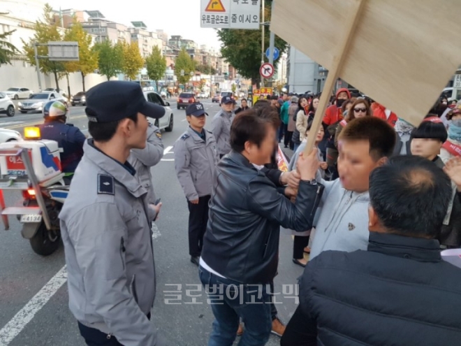 이해관계가 서로 다른 조합원이 조합 사무실 앞에서 몸싸움을 벌이자 경찰이 제재에 나서고 있다. 사진=김하수 기자