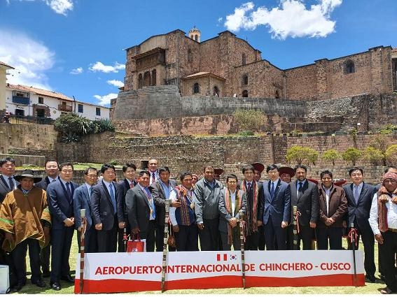 24일(현지시간) 페루 쿠스코에서 국토교통부와 한국공항공사 등 한국 관계자들이 '페루 친체로 신공항 PMO 사업 계약'을 체결하고 기념사진을 찍고 있다. 사진=국토교통부 