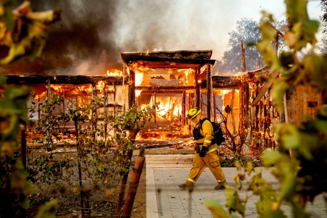 미국 캘리포니아주 산불 비상령이 내려진 가운데 소방관들이 진화에 나서고 있다. 사진=AP/연합뉴스