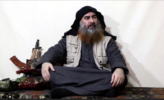 지난 4월 29일(현지시간) 이슬람국가(IS) 선전매체 알-푸르간이 공개한 동영상에서 IS의 리더 아부바크르 알-바그다디가 인터뷰하고 있다. 사진=뉴시스