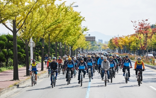 한국국토정보공사(LX)가 26일 전주종합체육관에서 개최한 '2019 전주 자전거 한마당'에서 1600여명의 참가자들이 자전거대행진을 하는 모습. 사진=LX 