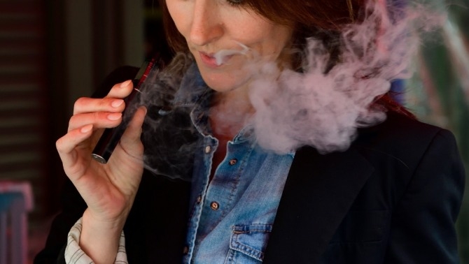 미 전역에서 전자담배 흡연자에게서 보고된 의문의 폐질환이 전자담배 제품이나 마리화나 복합물질 THC에 첨가제로 사용되는 비타민 E 초산염(아세테이트) 때문으로 밝혀졌다.