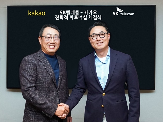 여민수 카카오 공동대표(오른쪽)와 유영상 SK텔레콤 사업부장이 3000억 원 규모의 주식을 교환하고, 미래ICT분야에서 사업 협력을 추진하는 전략적 파트너십을 체결했다. 사진=SKT