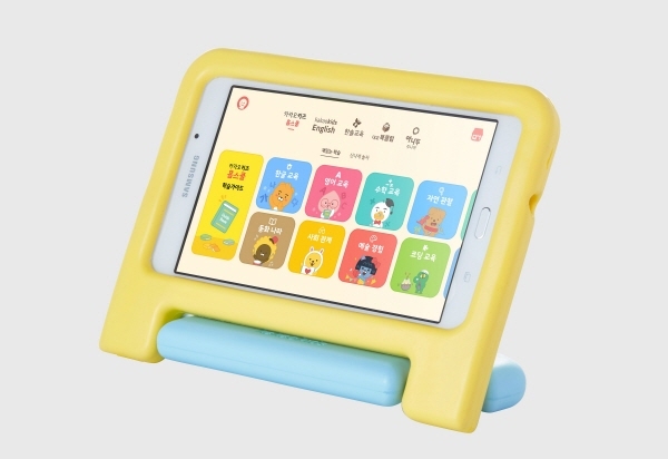 어린이 교육 서비스 기업 카카오키즈는 삼성전자와 어린이 사용자를 위한 '키즈홈' 서비스 제휴를 맺고 최신 단말기에 '카카오키즈 앱' 기본 탑재를 완료했다고 28일 밝혔다. 사진=카카오키즈