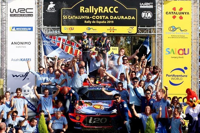 WRC 13차 대회에서 우승을 차지한 티에리 누빌(경주차 상단 오른쪽) 선수와 코드라이버 니콜라스 질술(경주차 상단 왼쪽)이 팀 동료들과 함께 우승을 자축하고 있다. 사진=현대차