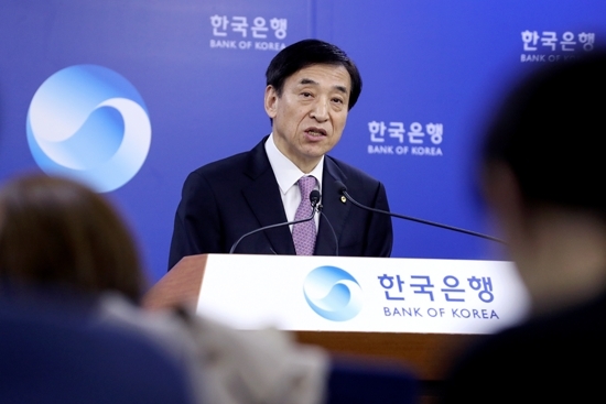 이주열 한국은행 총재가 16일 기자간담회를 열고 기준금리 인하 배경을 설명했다. 사진=뉴시스