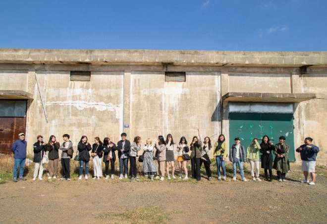 경희대학교 학생들이 '제주 마늘레스토랑' 공간구성을 위한 현장답사 후 기념사진을 찍고 있다. 사진=한국중부발전 
