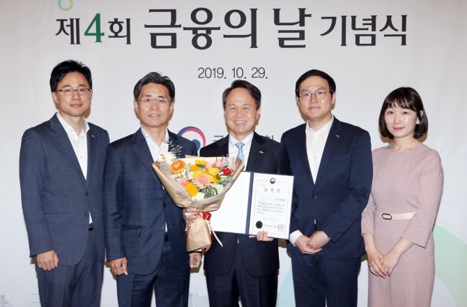 진옥동(가운데) 신한은행장이 29일 서울 영등포구 여의도 63컨벤션 센터에서 열린 ‘제4회 금융의 날 기념식’에서 수상한 직원들과 함께 기념촬영을 하고 있다. 사진=신한은행)