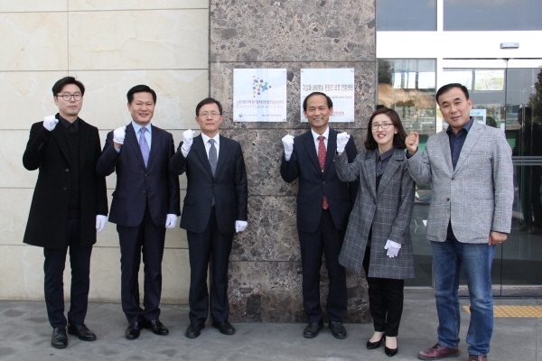 과학기술정보통신부는 29일 서울 양천구에 위치한 한국전파진흥협회에서 ‘1인 미디어 창작자 양성 지원센터’개소식을 개최했다. 사진 왼쪽부터 이시문 한국MCN협회 사무국장, 류영준 빛마루 방송지원센터 단장, 정종기 한국전파진흥협회 상근부회장, 이창희 과학기술정보통신부 방송진흥정책국 국장, 엄지현 과학기술정보통신부 디지털방송정책과장, 천석기 한국전파진흥협회 전파방송통신교육원장. 사진=과기정통부