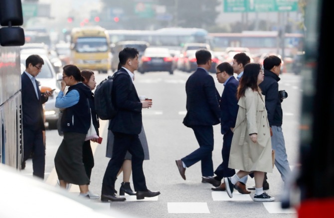일교차가 큰 쌀쌀한 날씨를 보이고 있는 지난 28일 오전 서울 중구 서울시청 인근에서 시민들이 길을 걷고 있다. 사진=뉴시스