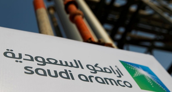 사우디아람코의 아브카이크 석유시설에 설치된 사우디아람코 로고. (사진=로이터)