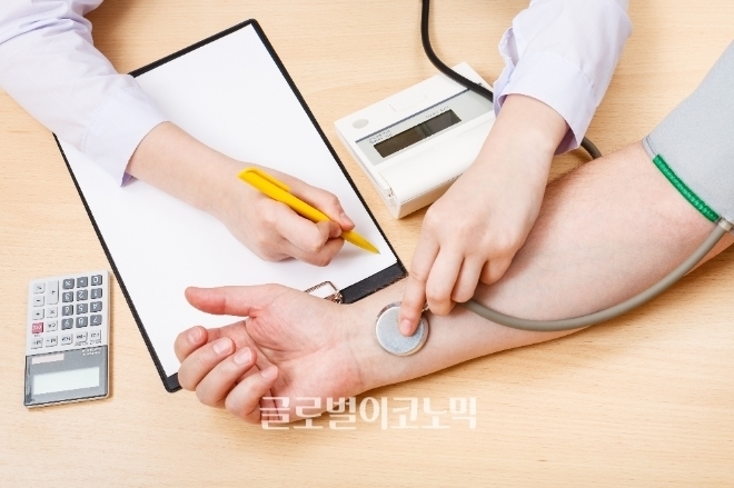 보험사들이 건강진단 절차를 자동화해 고객 편의성을 높였다.