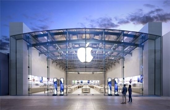 전세계에서 가장 가치있는 기술기업으로 평가된 애플사의 애플스토어.