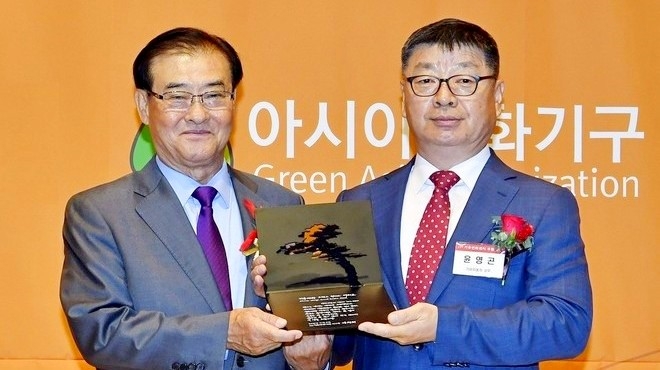 (오른쪽부터)윤영곤 기아차 안전환경기획실장이 강창희 기후변화센터 이사장과 수상 이후 기념사진을 찍고 있다. 사진=기아차