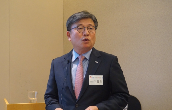 기동호 코리아에셋투자증권 대표가 1일 서울 여의도에서 기자간담회를 열고, 앞으로 사업계획에 대해 밝히고 있다.