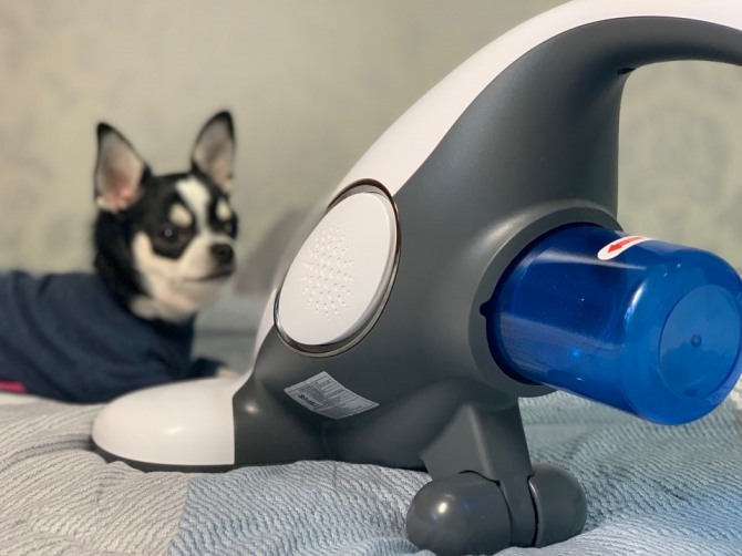 ‘탱크침구청소기’의 경우 저가형의 타 제품과 덜리 1분에 1000회 회전하는 자동 브러쉬로 침구를 털어준 후 흡입된 이물질을 먼지를 크기별 분리하면서 흡입력을 유지는 하는 싸이클론방식을 적용했다. 사진=탱크침구청소기