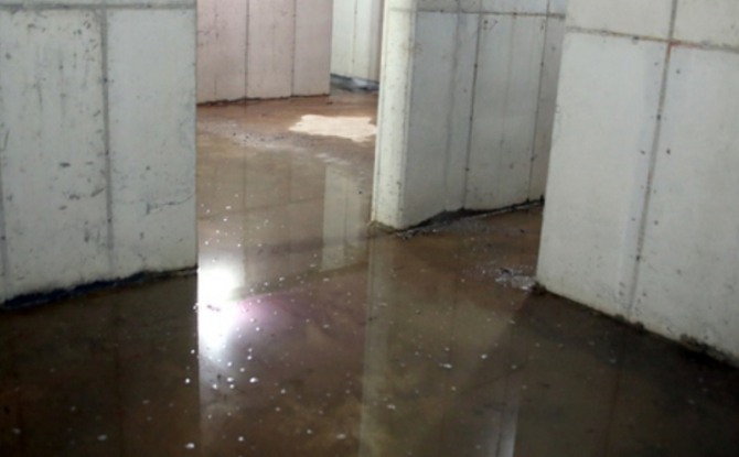 지난해 모 건설사의 신축 주택에서 발생한 누수 장면. 사진=뉴시스