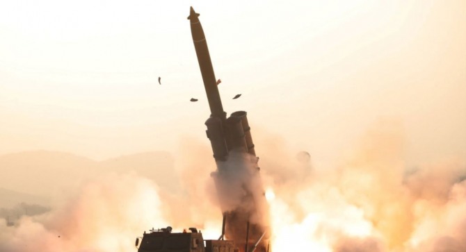 북한이 지난달 31일 초대형 방사포 시험사격을 성공적으로 진행했다며 조선중앙통신이 1일 공개한 시험사격 모습. 사진=로이터