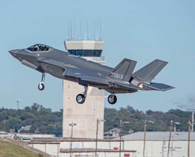 미국 포트워스 공군기지에서 첫 이륙하는 한국공군용 F-35A 스텔스 전투기 13호기. 사진=페이스북