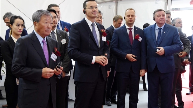 고(故) 구본무 LG그룹 회장(앞줄 왼쪽)이 지난 2016년 10월 5일 폴란드 브로츠와프 전기차 배터리공장 기공식에 참석하고 있다. 사진=LG-뉴시스