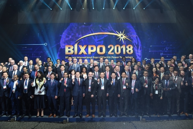 2018년 10월 31일 광주광역시에서 열린 '2018 빛가람 국제 전력기술 엑스포(BIXPO 2018)' 개막식에서 참석자들이 기념사진을 찍고 있다. 사진=한국전력  