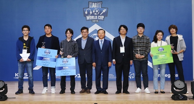 3일 끝난 KAIST 주최 AI월드컵 종목별 우승팀과 주최측 김종환 KAIST 공과대학 학장, 2019 AI 축구 우승팀KVILAB(KAIST) 최규진씨, 하동수 KAIST 조천식녹색교통대학원 교수등이 기념촬영을 하고 있다.  사진=KAIST 