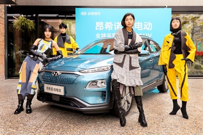 현대차가 현대모터스튜디오 베이징에서 코나 전기차와 함께 소규모 패션 콜렉션 ‘리스타일’ 행사를 개최하고, 폐기된 가죽시트를 업사이클링해 새로 디자인한 의상 7벌을 선보였다. 사진=현대차