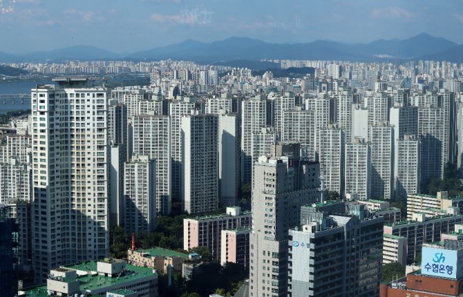 11월 분양시장은 3만7천여 가구가 일반에 분양될 예정이다. 지난 8월 서울 송파구 롯데월드타워 일대의 아파트 단지 모습. 사진=뉴시스