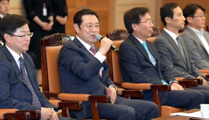 이용섭 광주광역시장, 미래형 스마트그리드 실증연구사업 업무 협약식이용섭 광주광역시장이 4일 오후 시청 3층 비즈니스룸에서 열린 ‘미래형 스마트그리드 실증연구사업 업무 협약식’에 참석해 인사말을 하고 있다. /광주광역시=제공