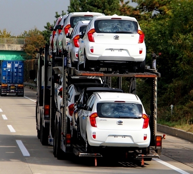 기아차 피칸토(모닝)가 남아프리카 최고의 소형차로 선정됐다. 기아차 광주 공장에서 생산된 피칸토가 수출 길에 오르고 있다. 사진=글로벌이코노믹 정수남 기자