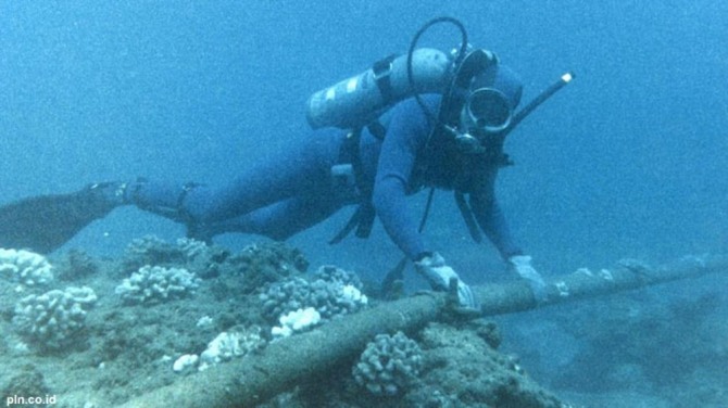 잠수부가 해저 전력케이블을 손질하고 있다. 사진=리푸탄6닷컴