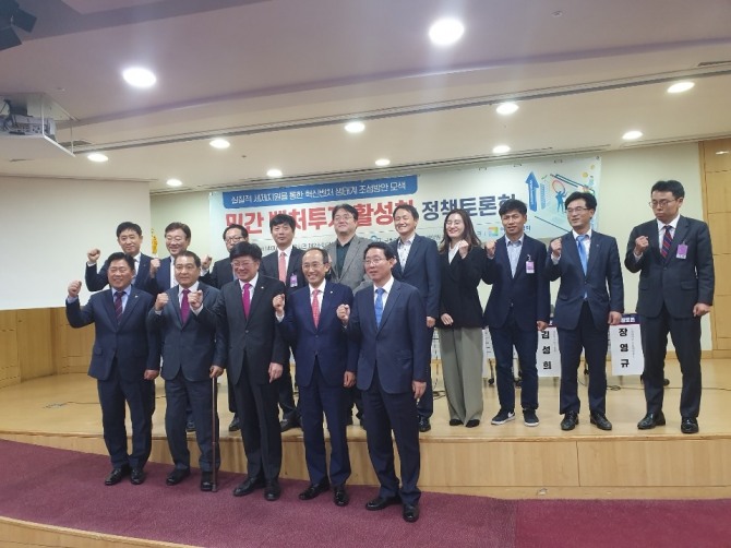 자유한국당의 김선동 의원과 추경호 의원이 주최하고 여신금융협회가 주관한 '민간 벤처투자 활성화를 위한 정책토론회'가 5일 오후 2시 국회의원회관 제2소회의실에서 열린가운데 참석자들이 기념 촬영을 하고 있다. 사진=이효정 기자 