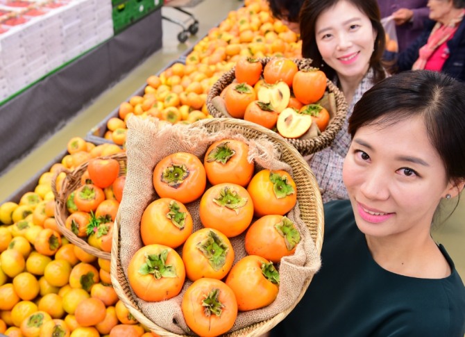서울 서초구 농협 하나로마트 양재점에서 모델들이 첫 출하된 대봉시를 선보이고 있다. 사진=농협유통