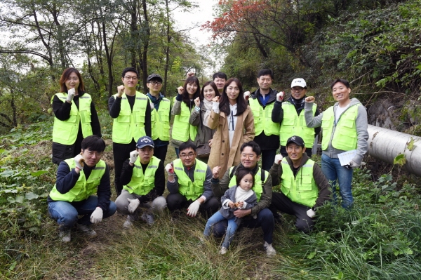유진투자증권 임직원들이 지난달 26일 서울 상암동 노을공원에서 나무심기 전 기념촬영을 하고 있다