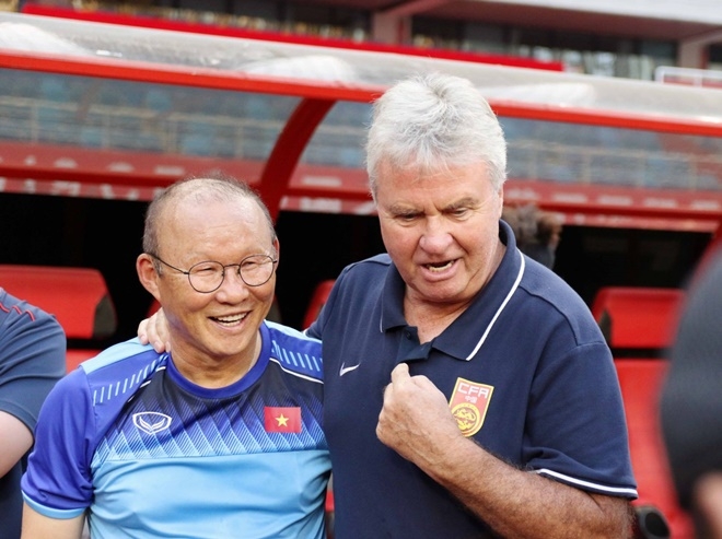 박항서(60·왼쪽) 감독이 이끄는 베트남 22세 이하(U-22) 축구대표팀이 지난 9월 8일 중국 우한에서 중국 U-22 대표팀과의 경기를 앞두고 거스 히딩크 중국 U-22 감독과 만나 환하게 웃고 있다. 이들은 지난 2002 한일월드컵에서 한국의 4강 신화를 이끌었다.  사진=뉴시스